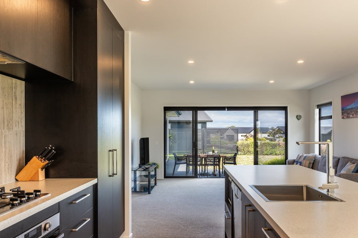 Modern Holiday Retreat - Relax & Unwind In Style