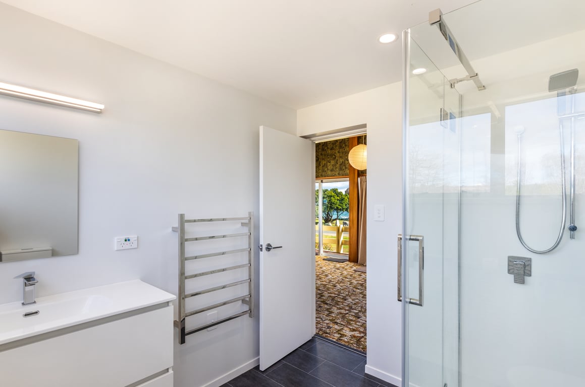 Classic Kiwi Bach By The Lake – Family Friendly In Five Mile Bay