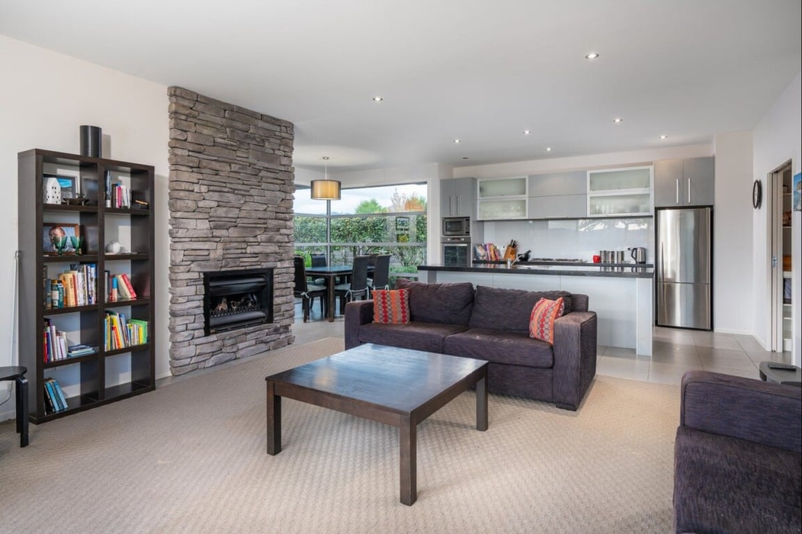 Large Modern Home Great Location & Has Wifi