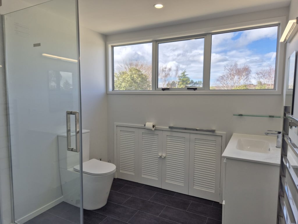 Classic Kiwi Bach By The Lake – Family Friendly In Five Mile Bay