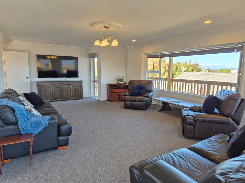 The Golders Getaway: Spa, Views & Space