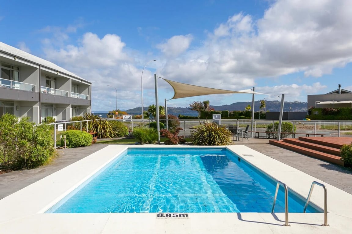 Lakeside Gem - Your Modern Retreat