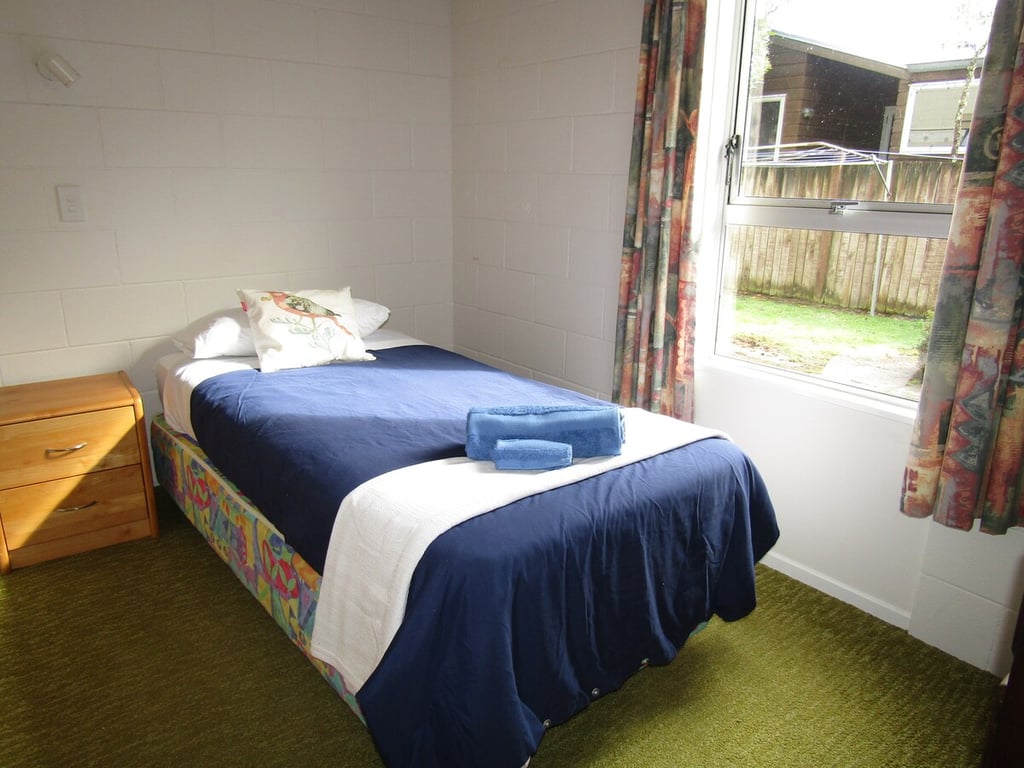 Classic Kiwi Bach By The Lake – Family Friendly In Five Mile Bay