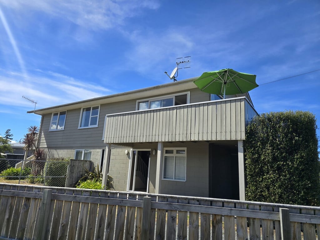 Pencarrow Lodge - Classic Kiwi Bach Close To Lake