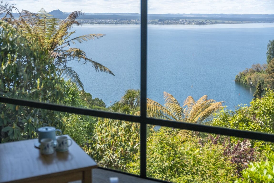 Acacia Cottage - Lake Views & Laid-Back Living