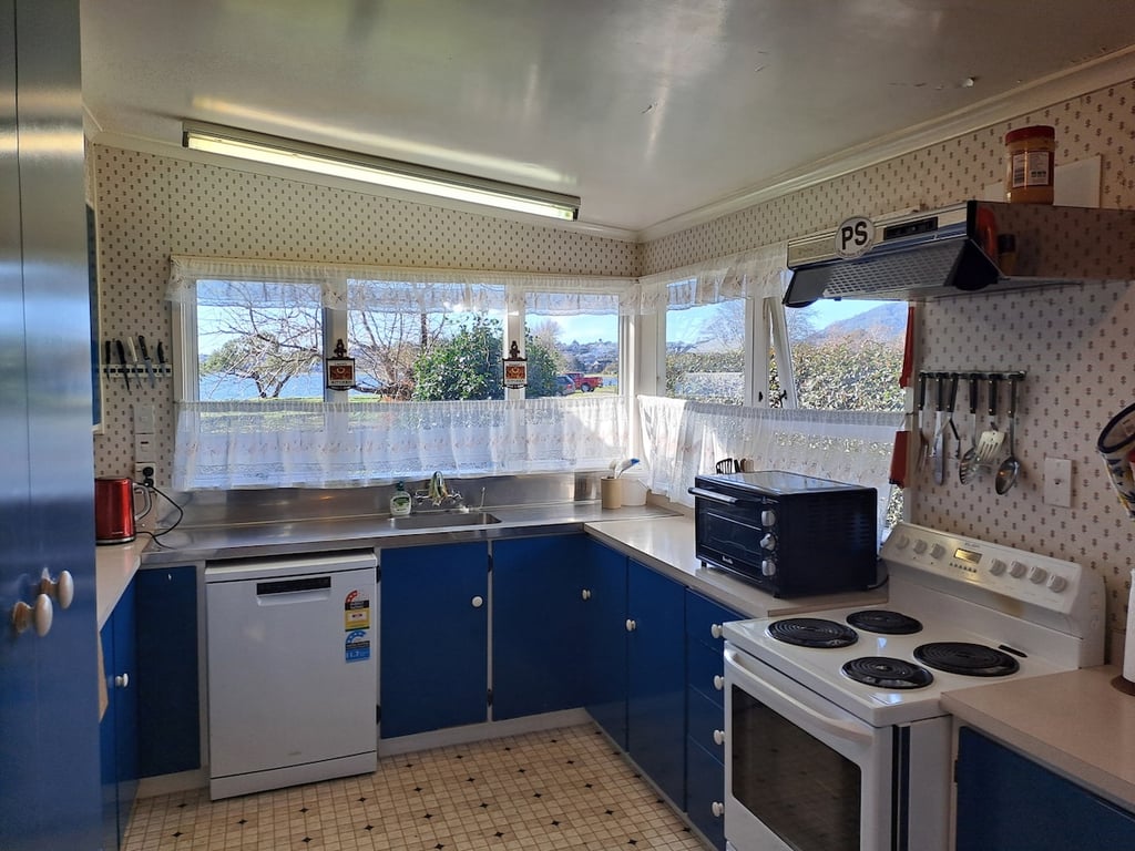 Classic Kiwi Bach - Great Location By The Lake