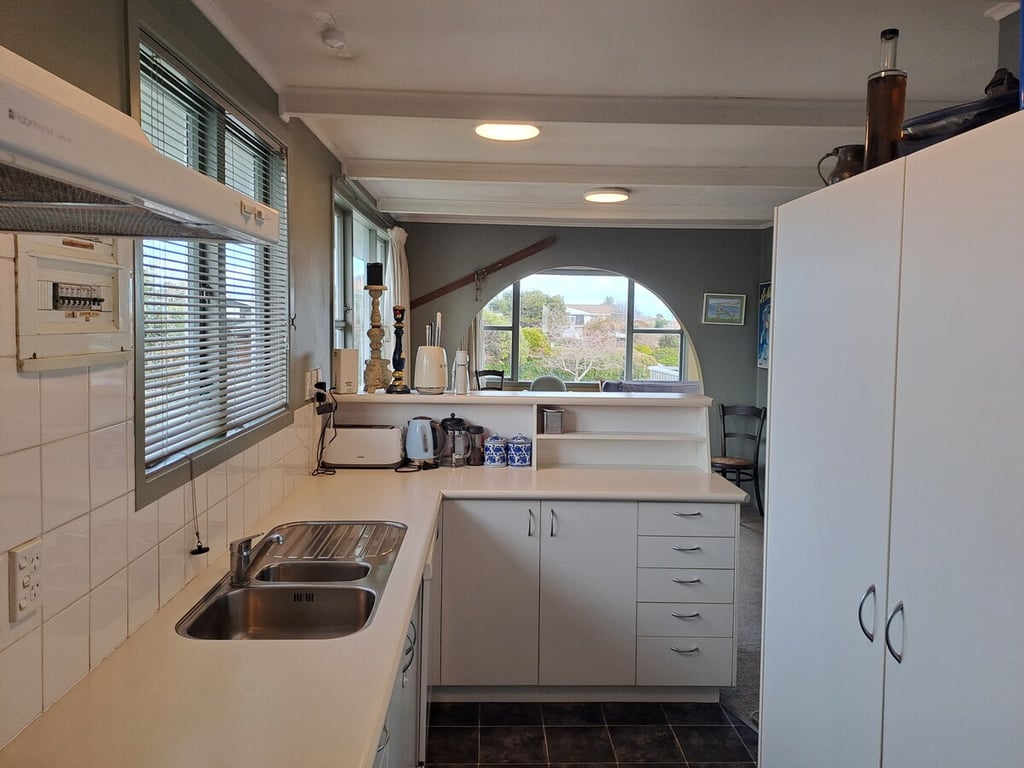 Pencarrow Lodge - Classic Kiwi Bach Close To Lake