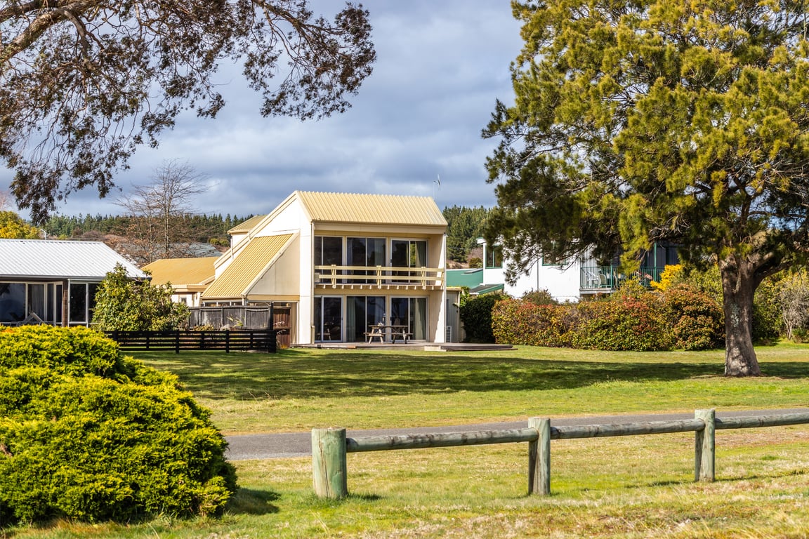 Classic Kiwi Bach By The Lake – Family Friendly In Five Mile Bay