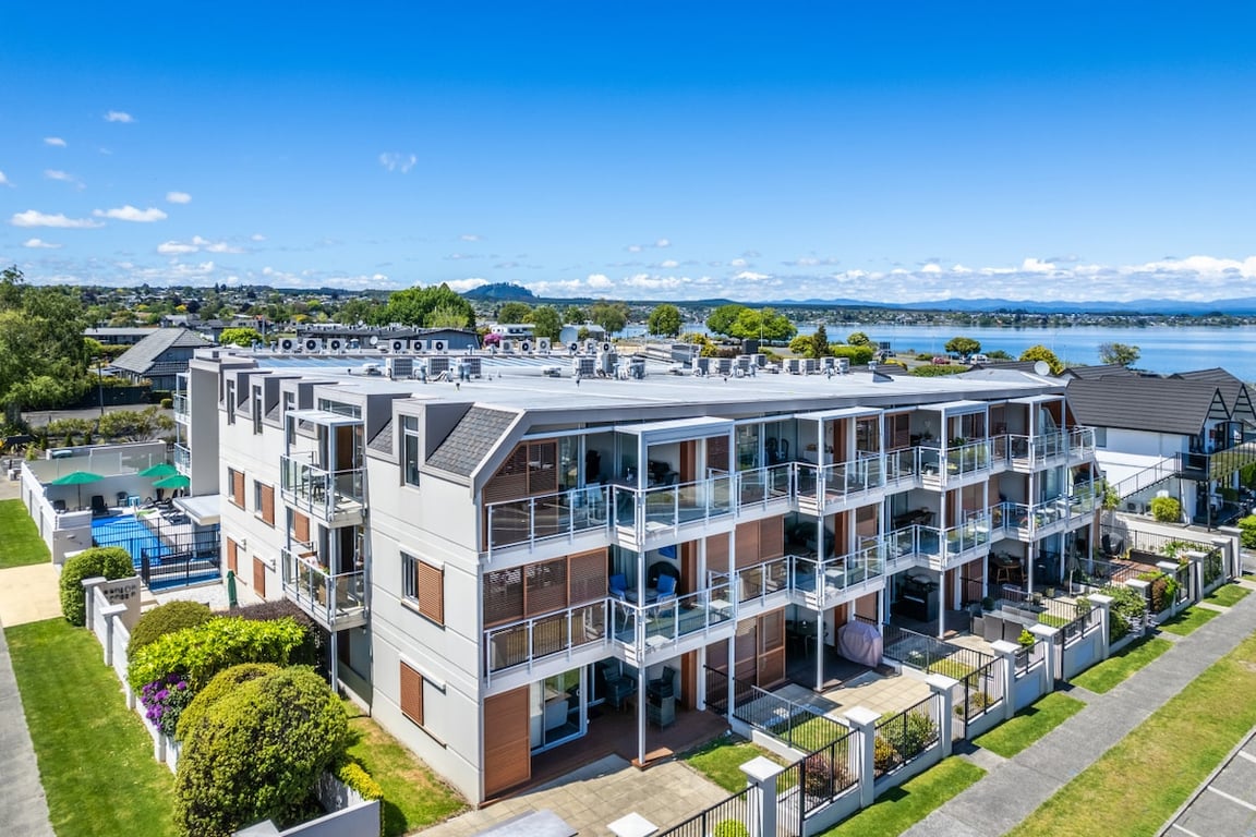 Central Stylish Apartment - Walk To Lake Shops & Cafes