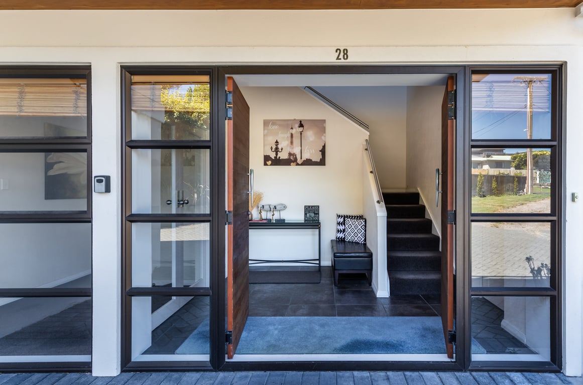 Riverside Villa - Spacious Stunning Location