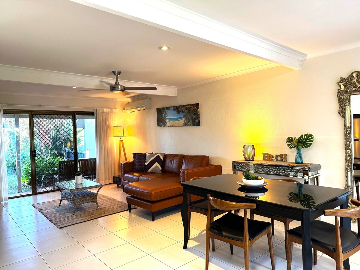 Unit 8 - Unique Noosa Parade Townhouse