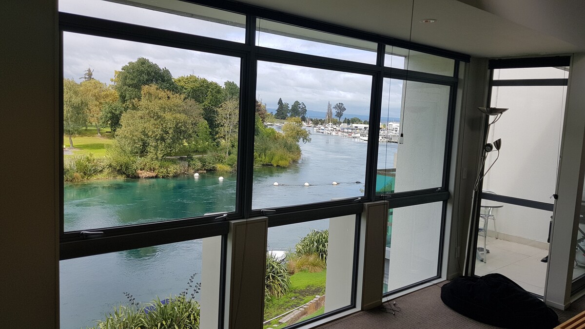Modern Riverside Apartment - Stunning Views