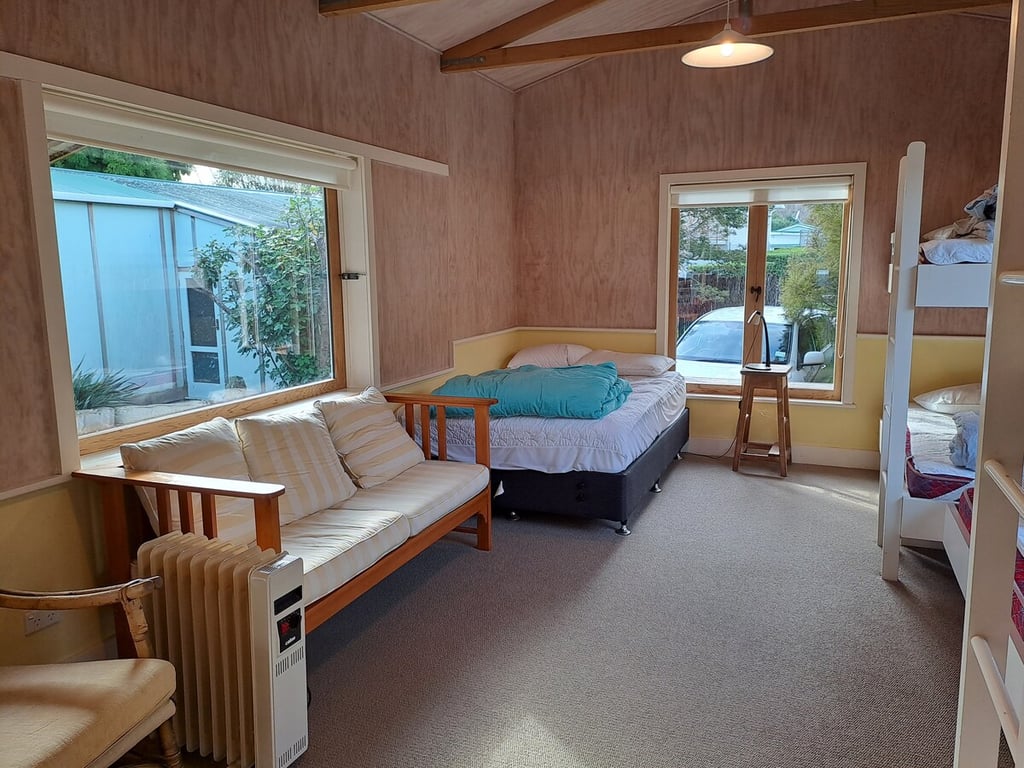 Beach Magic - Large Lakeside Home With Wi-Fi