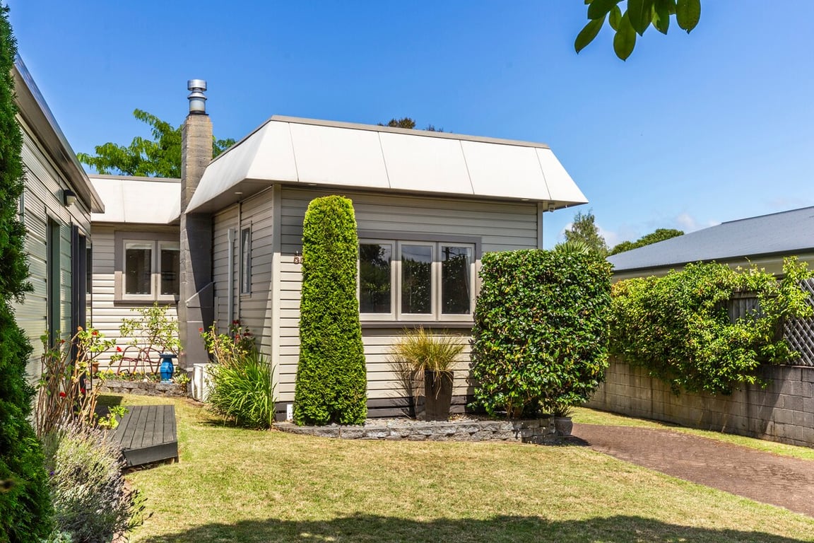Plum Tree Retreat - Centrally Located Cottage