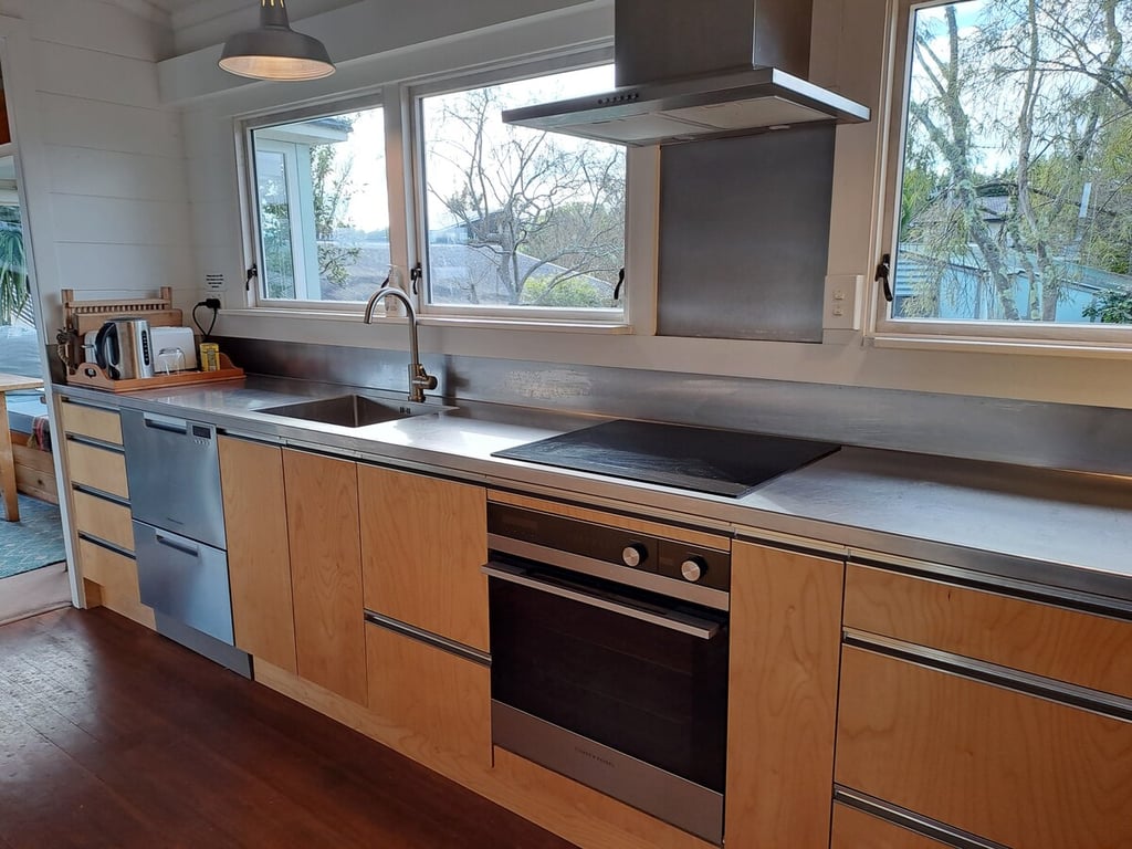 Beach Magic - Large Lakeside Home With Wi-Fi