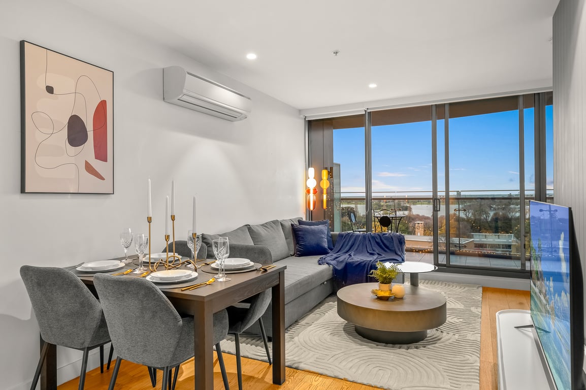 Unwind with Beautiful Albert Park and Hobsons Bay Views! 2 Bedrooms | 2 Bathrooms | Free Parking