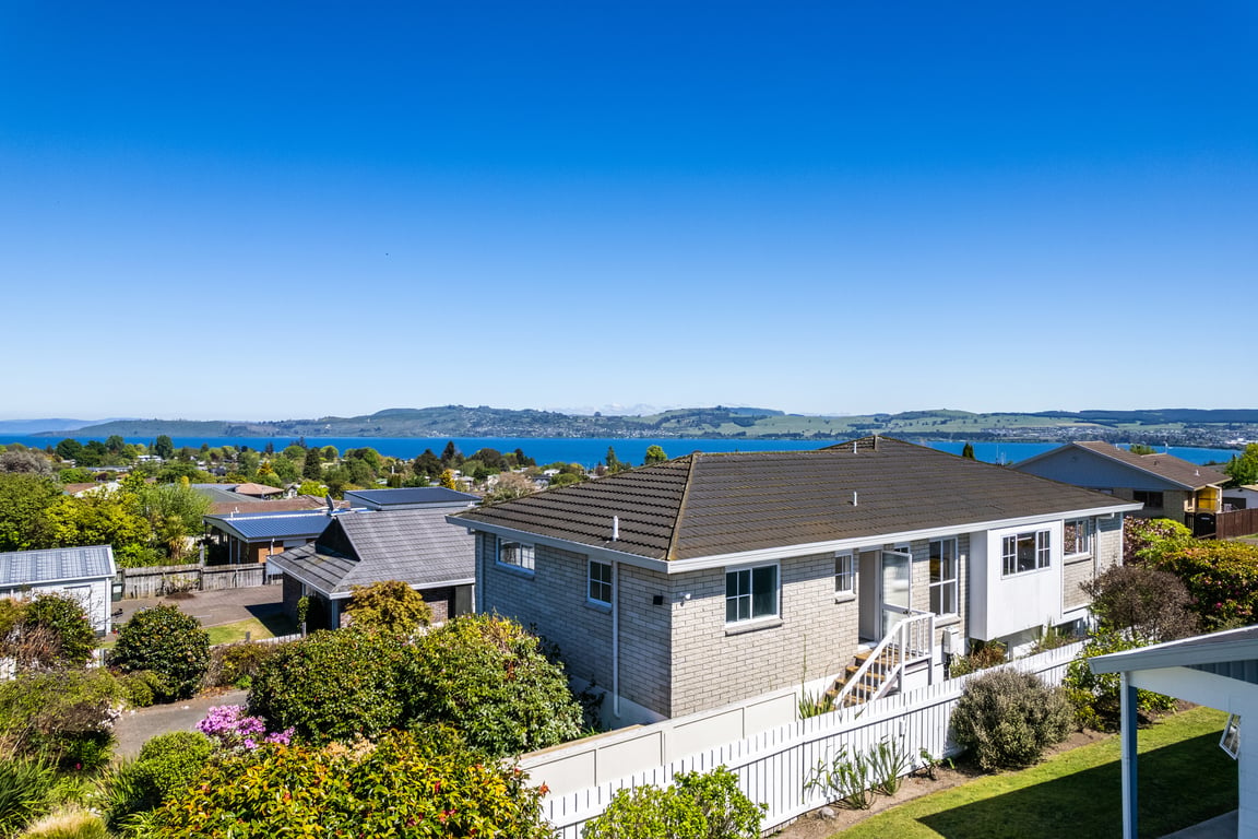The Golders Getaway: Space for 2 families