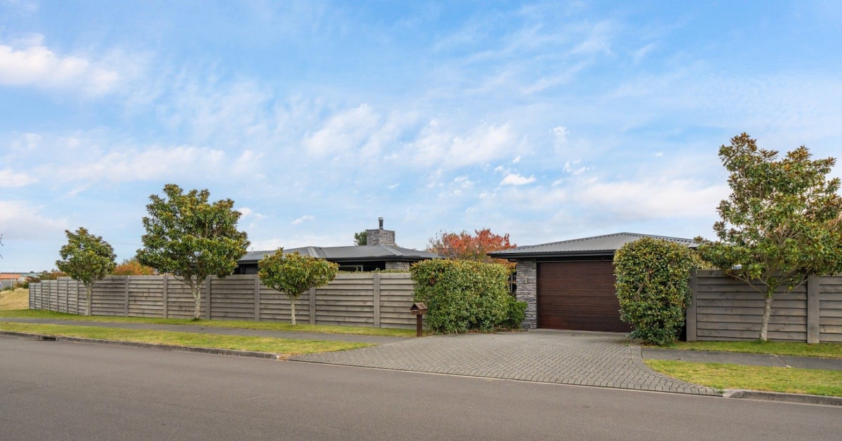 Large Modern Home Great Location & Has Wifi