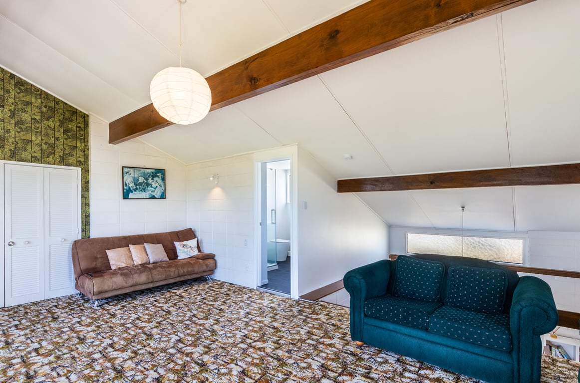 Classic Kiwi Bach By The Lake – Family Friendly In Five Mile Bay