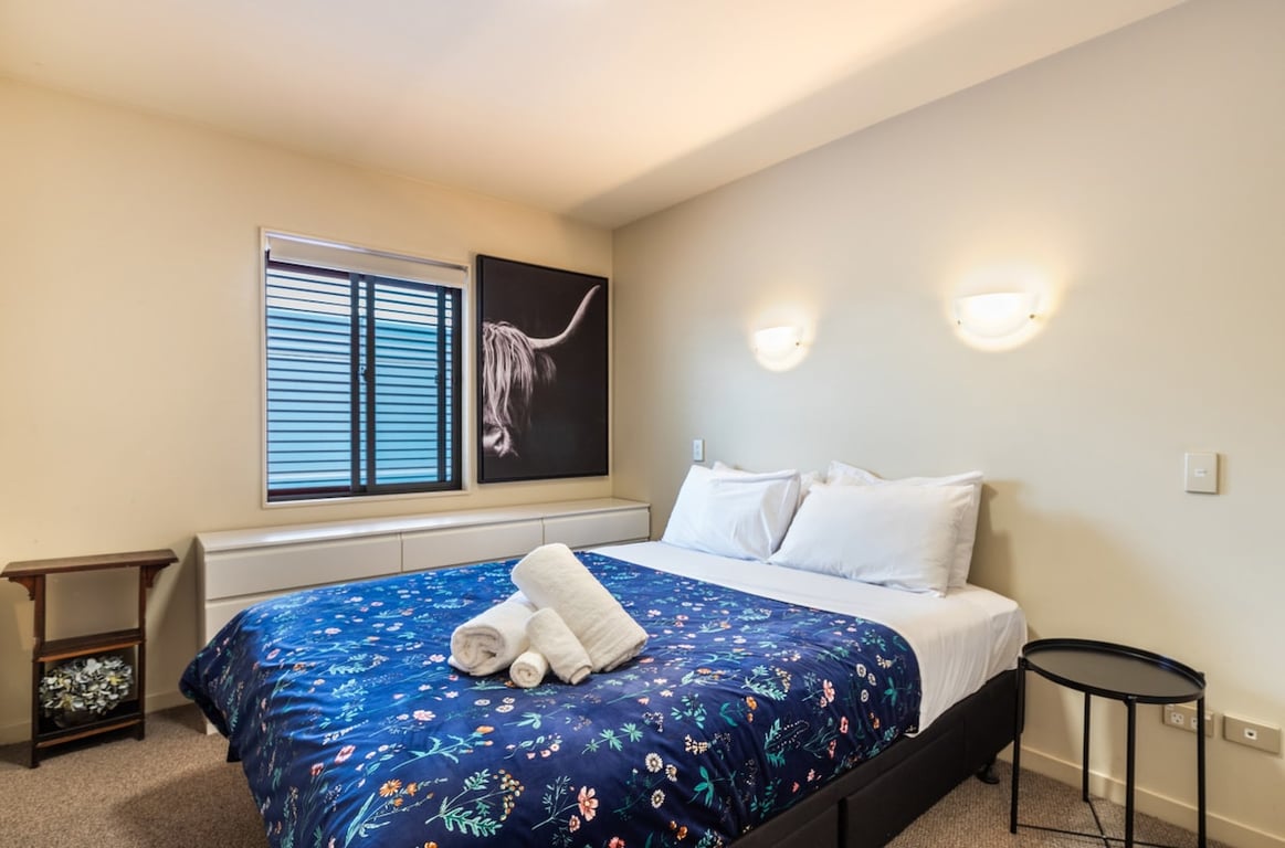 Central Stylish Apartment - Walk To Lake Shops & Cafes