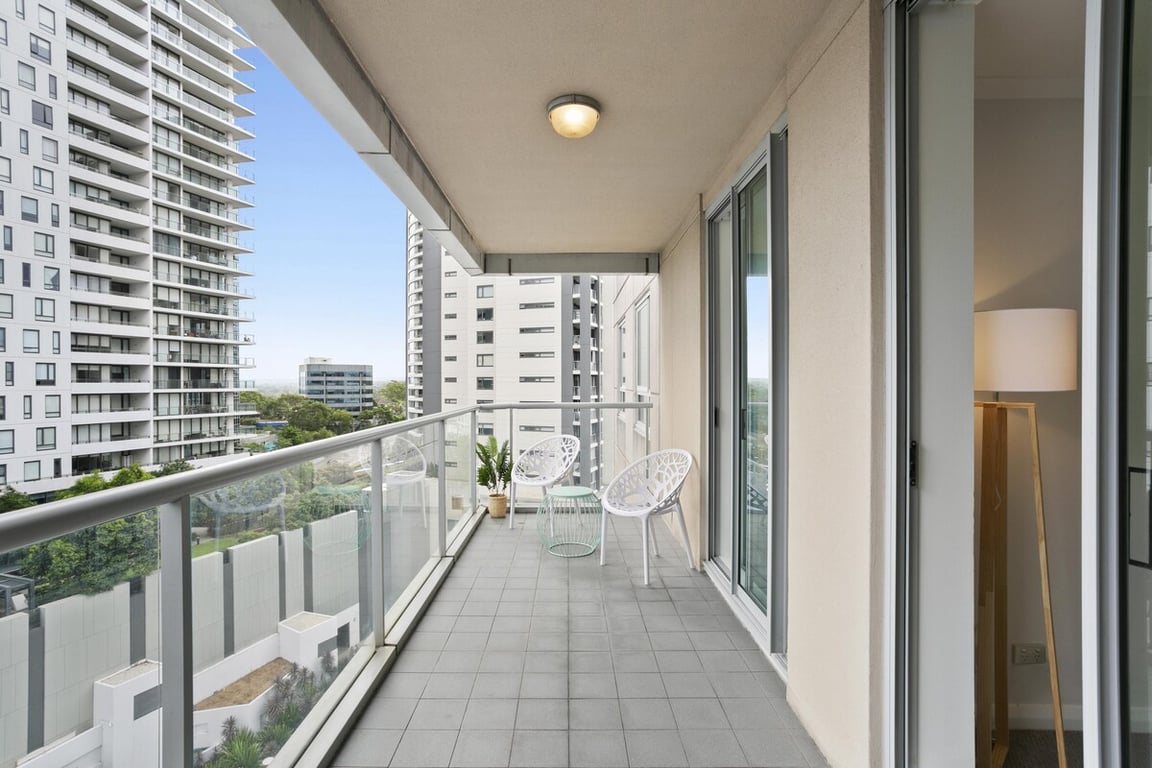 HELP1 - Chatswood Convenience | Steps To Train & Metro
