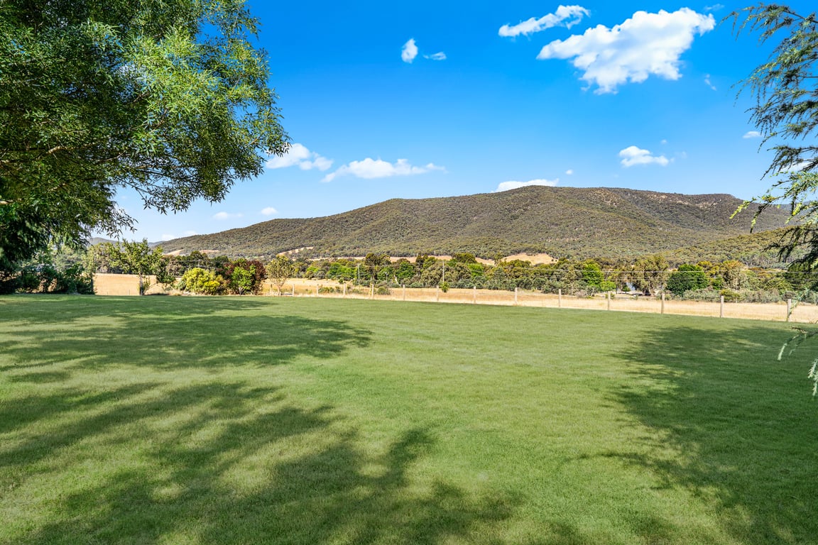 Yarrowood - Country Retreat near Lake Nillahcootie