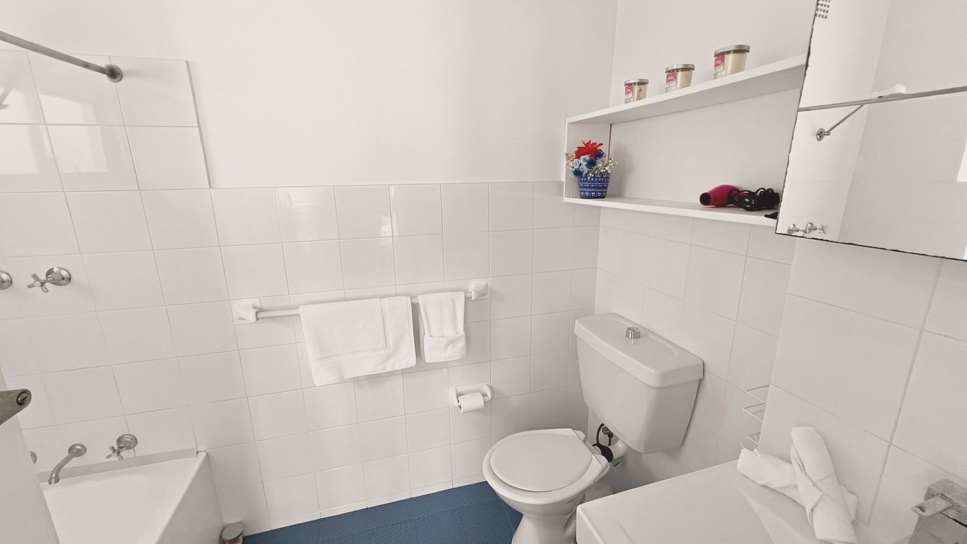 EST11 - Balmoral Breeze | Leafy 2-Bed Duplex Garden Apartment Near the Beach