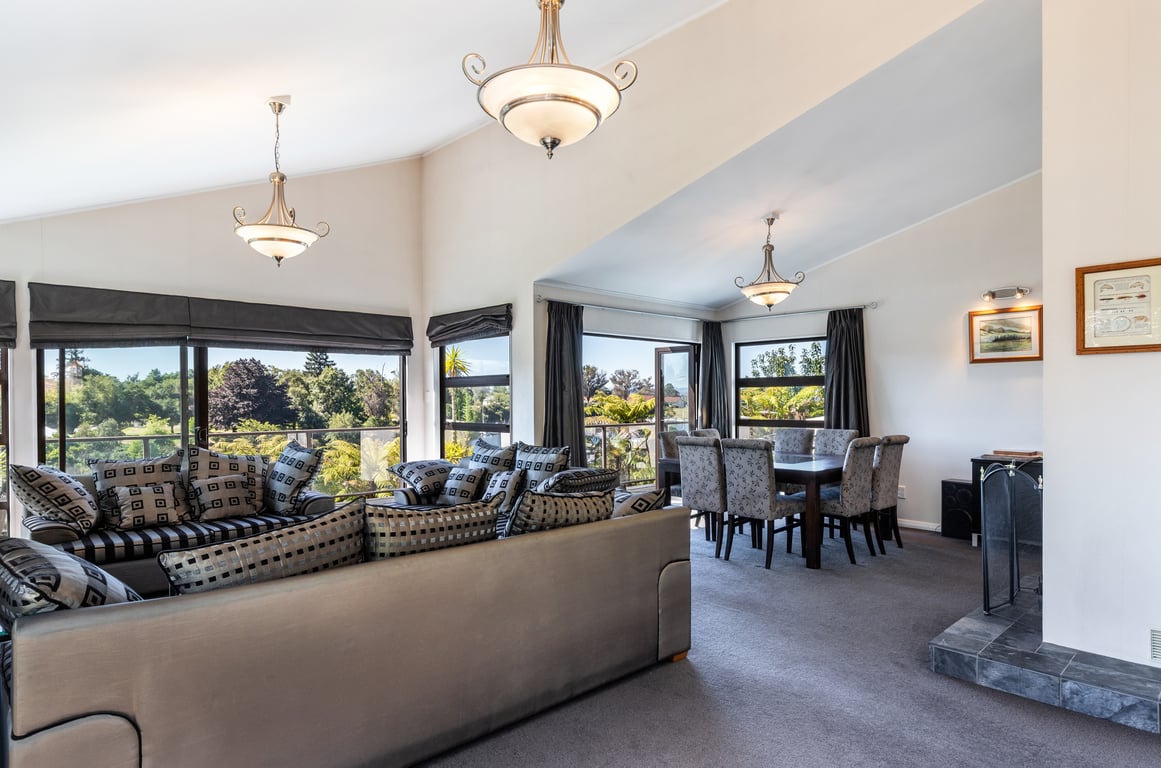 Riverside Villa - Spacious Stunning Location