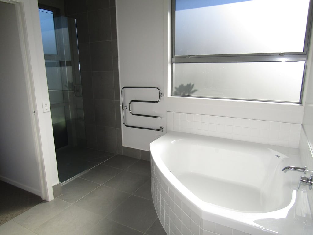 Large Modern Home Great Location & Has Wifi