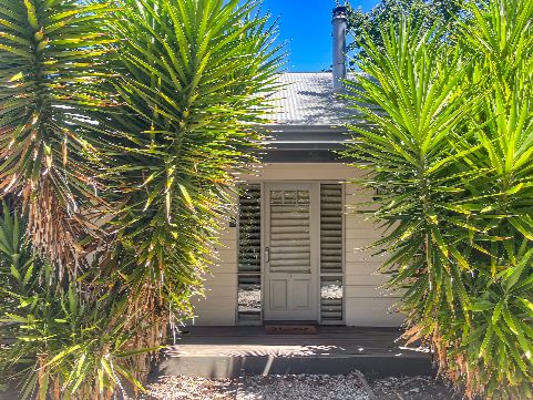 River Rock Cottage  Centrally located and Dog friendly