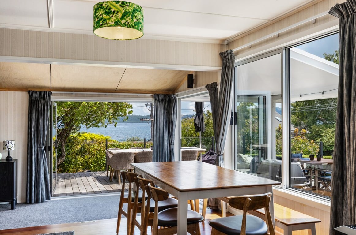 Radiant Rainbow Point Retreat - Walk To The Lake