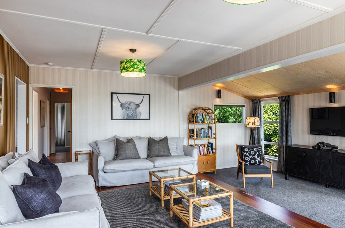 Radiant Rainbow Point Retreat - Walk To The Lake