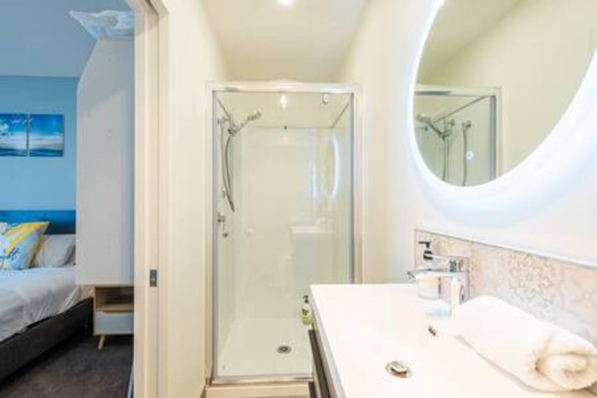 New, family friendly warm unit, mountain view