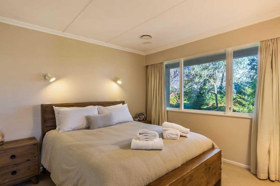 Two Mile Bay Getaway - Comfort & Convenience With Wi-Fi
