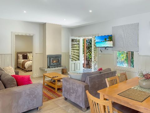 River Rock Cottage  Centrally located and Dog friendly