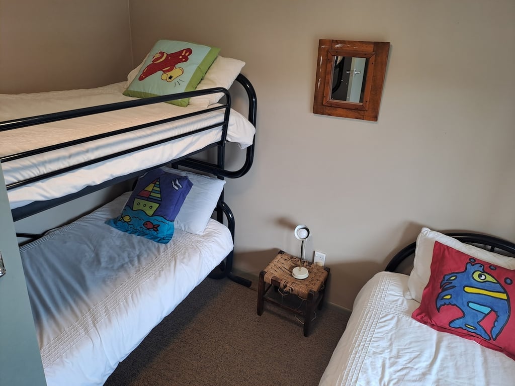 Pencarrow Lodge - Classic Kiwi Bach Close To Lake
