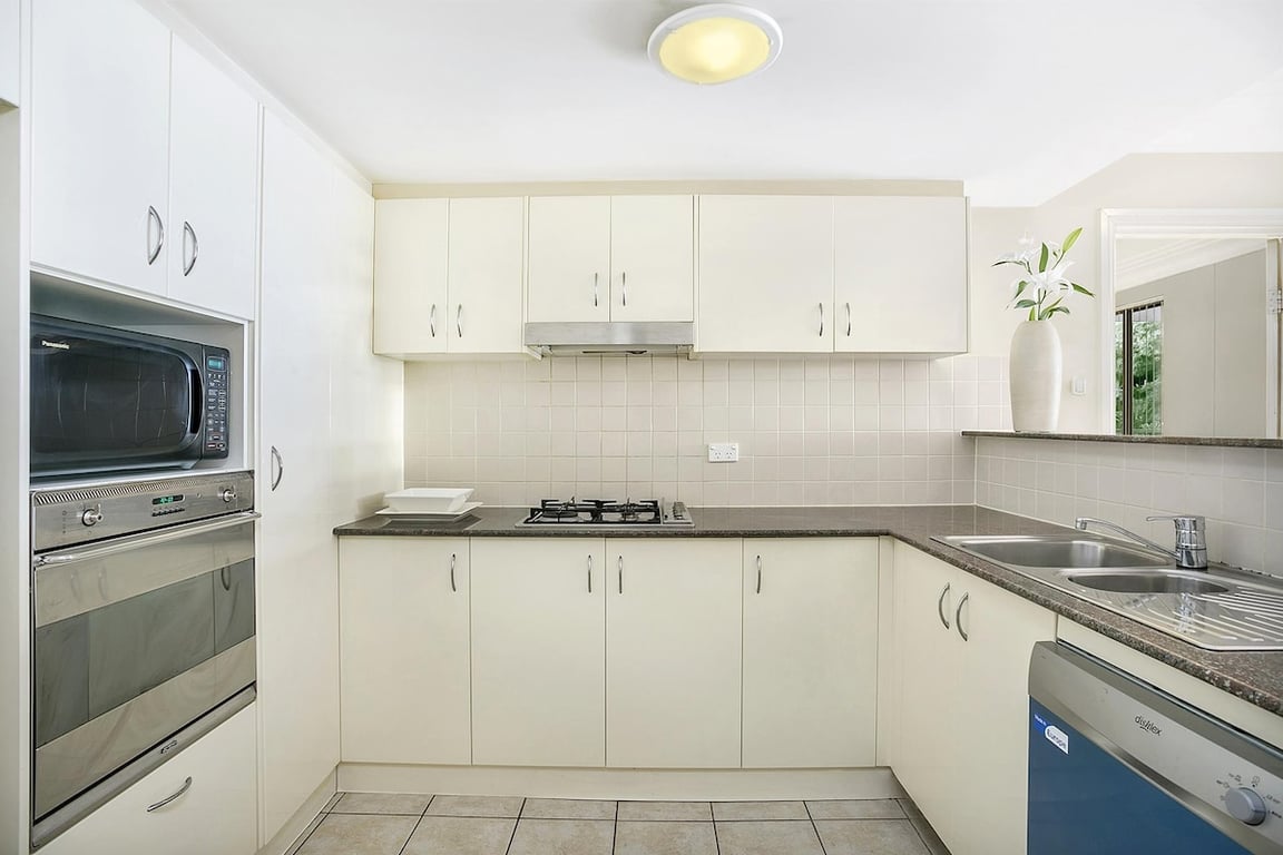 CHATS - Chatswood Convenience | Close To Transport Links