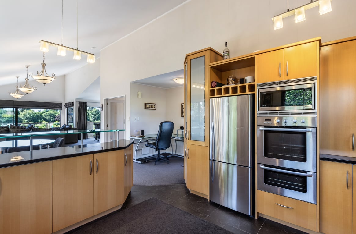 Riverside Villa - Spacious Stunning Location