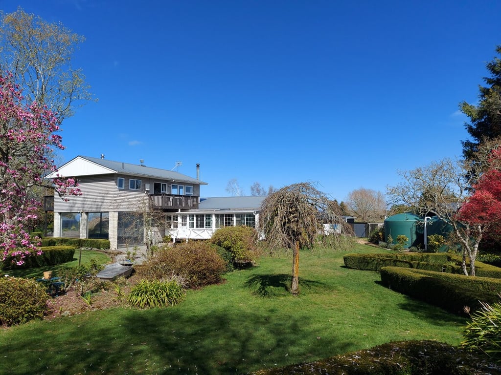Whakaroa Retreat - Spacious Garden Getaway Near Taupo