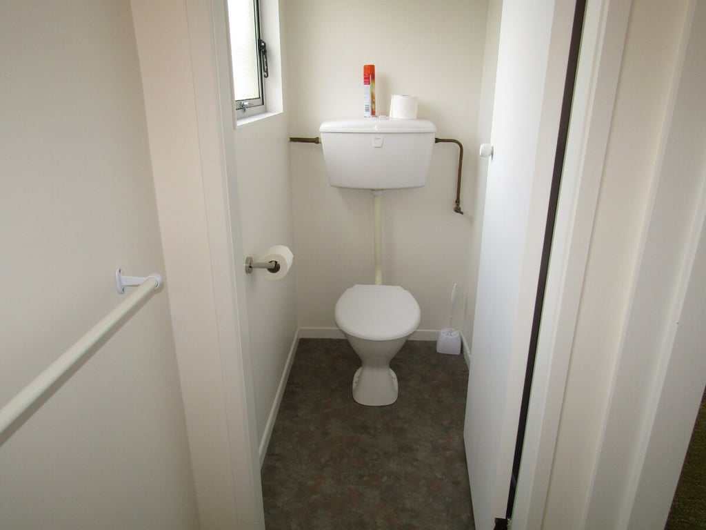 Classic Kiwi Bach By The Lake – Family Friendly In Five Mile Bay