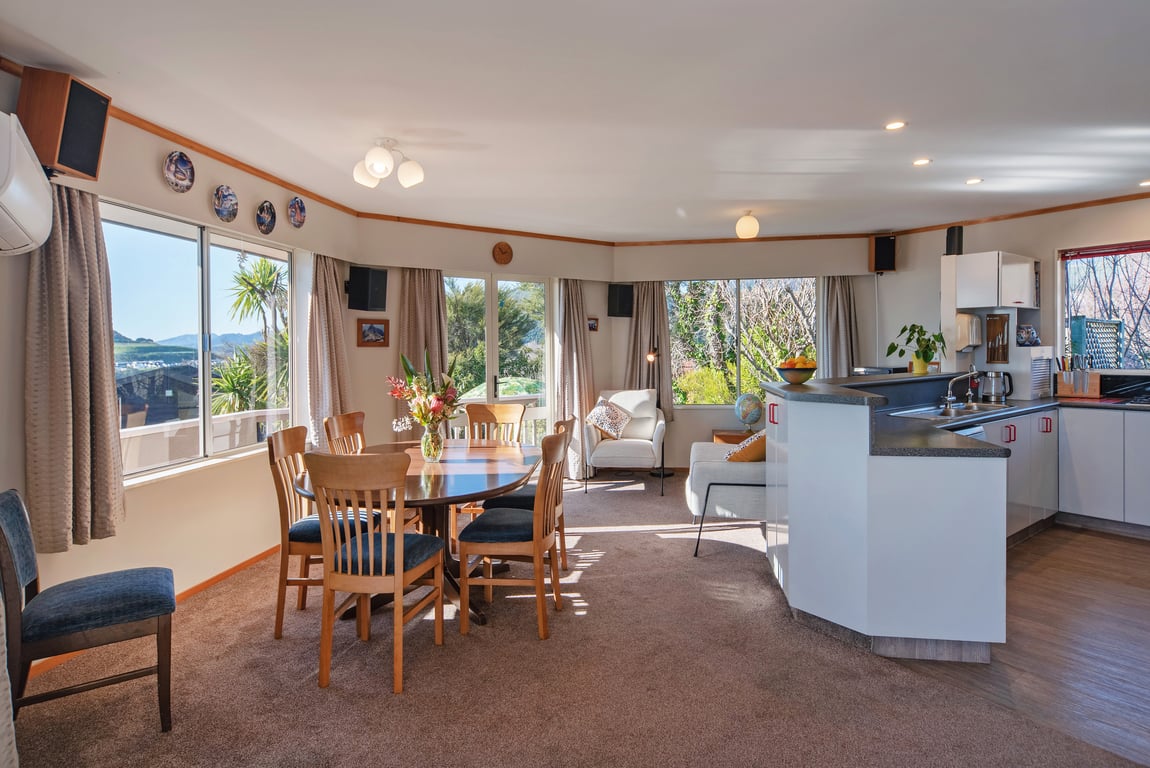 Sunny Bayview Retreat