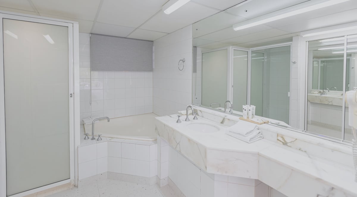Club Studio Apartment with Macrossan St Views