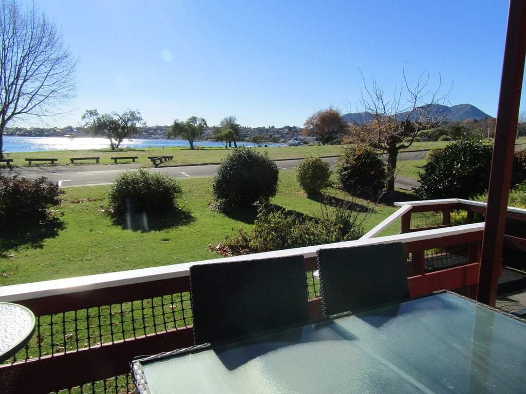 Classic Kiwi Bach - Great Location By The Lake