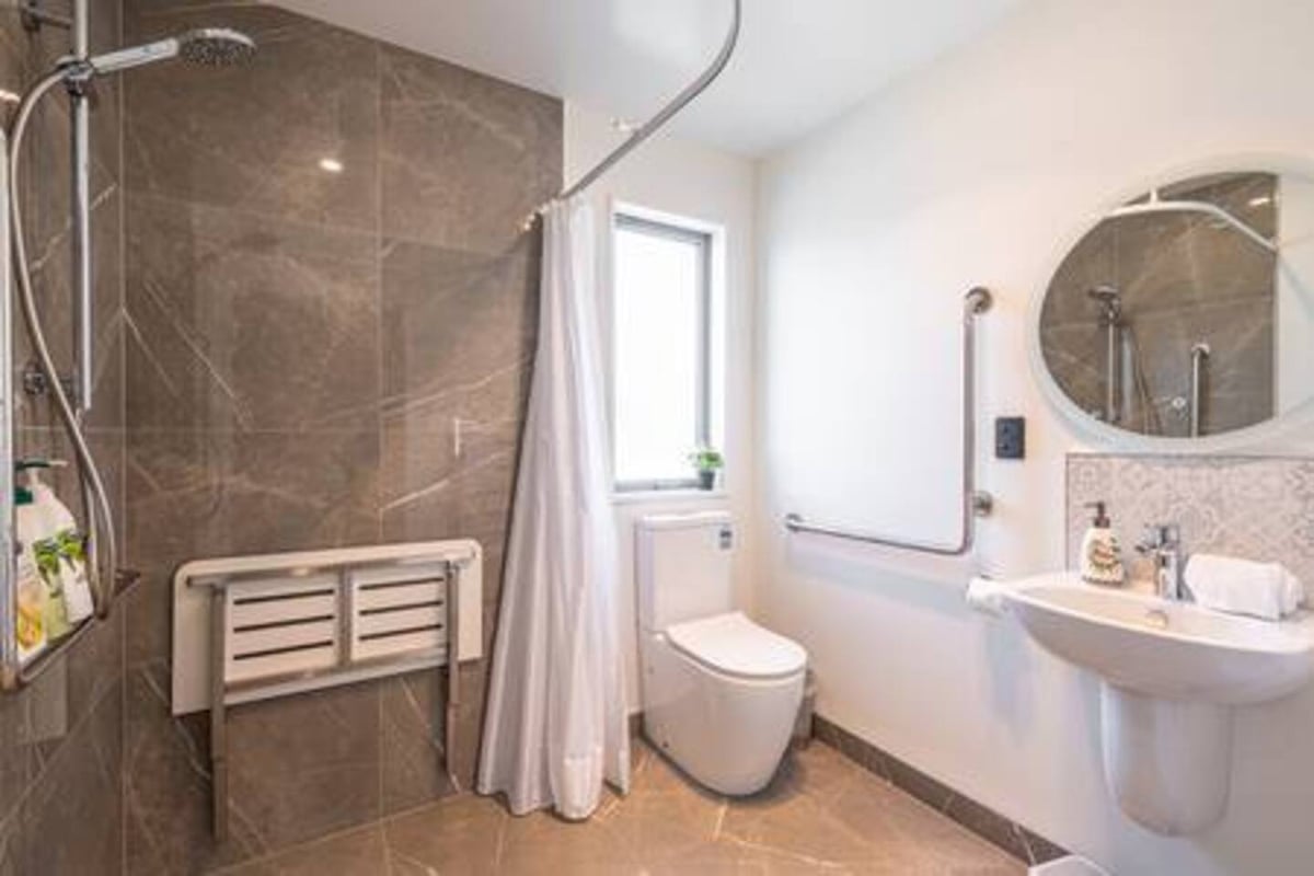 New, family friendly warm unit, mountain view