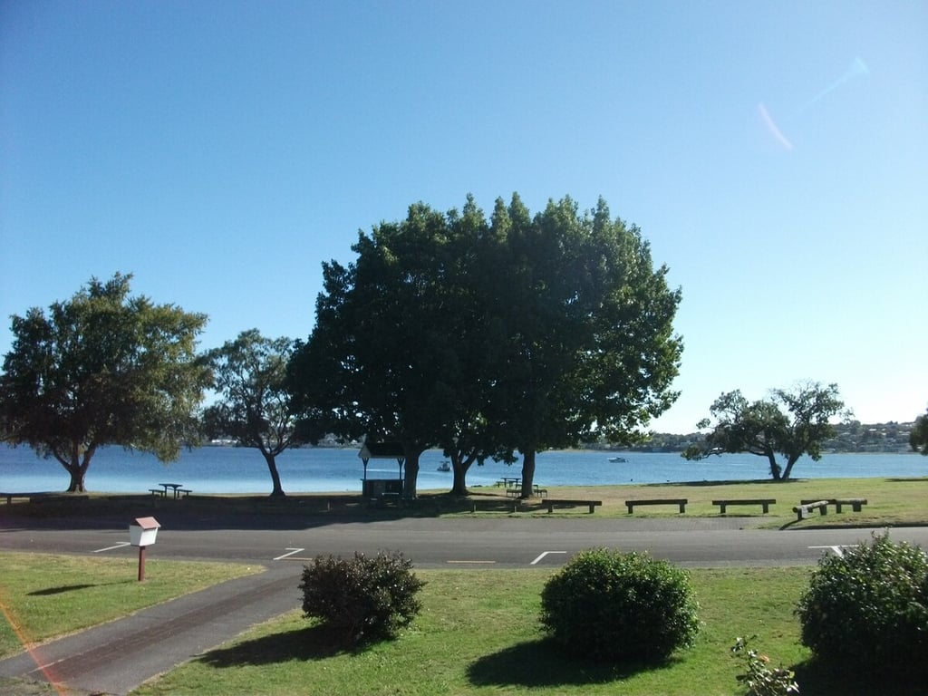Classic Kiwi Bach - Great Location By The Lake