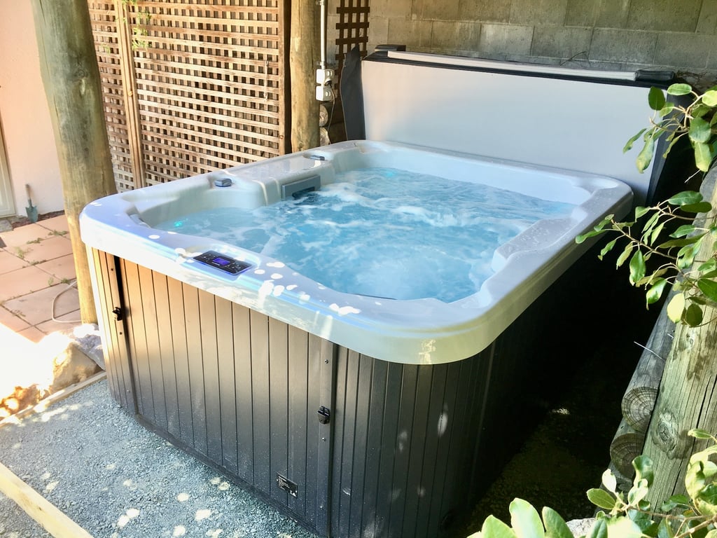 Hilltop Getaway  - Views and Spa Pool!