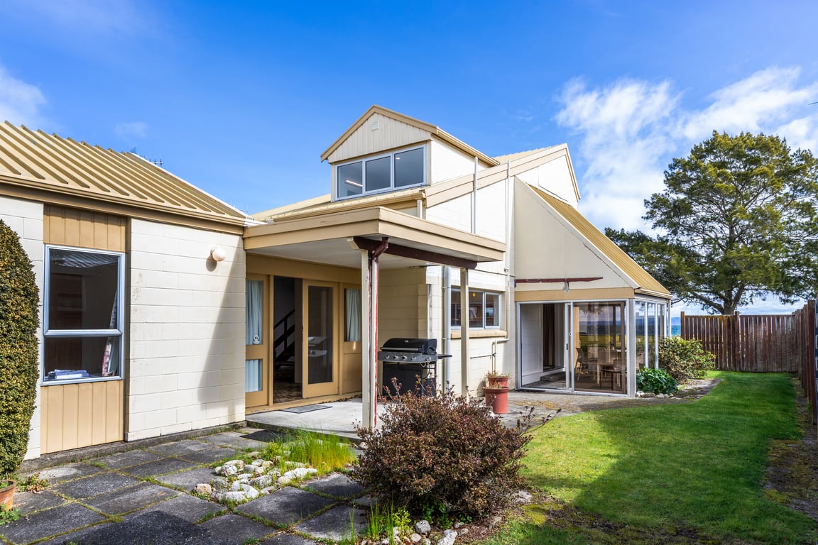 Classic Kiwi Bach By The Lake – Family Friendly In Five Mile Bay