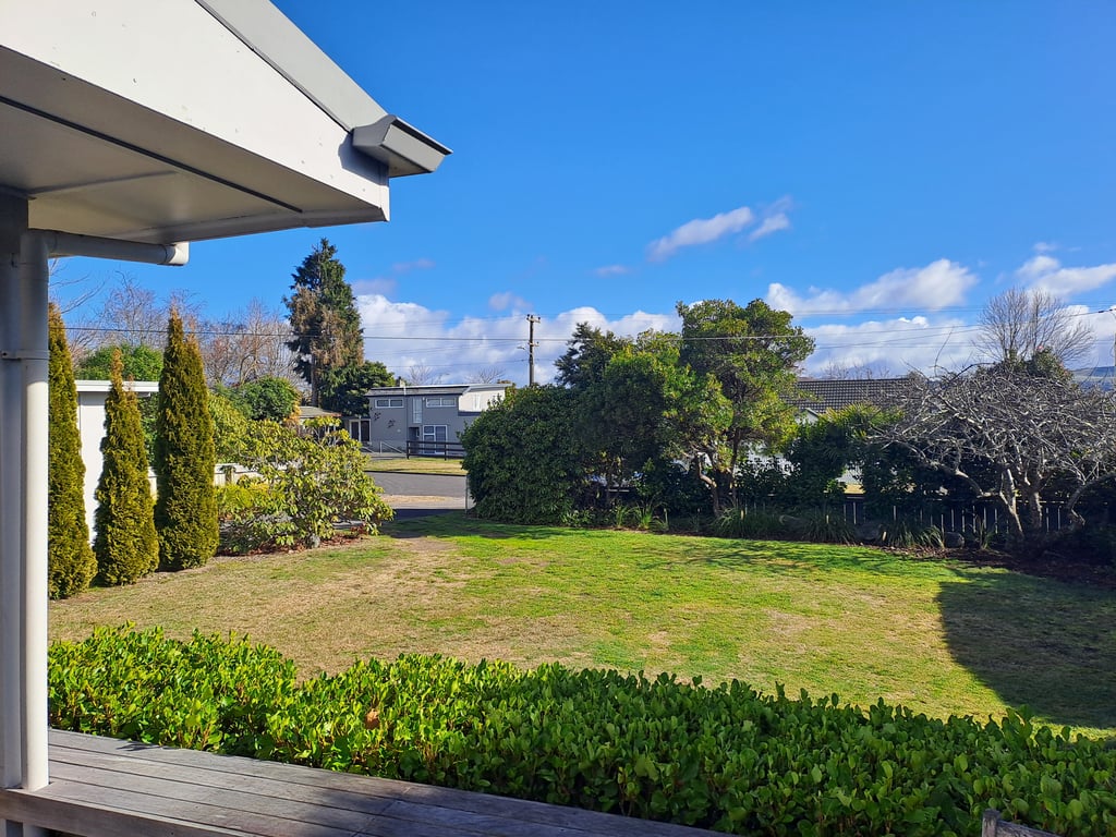 Teti Bay Bach - Great Outdoor Living And Just A Short Walk To The Lake!
