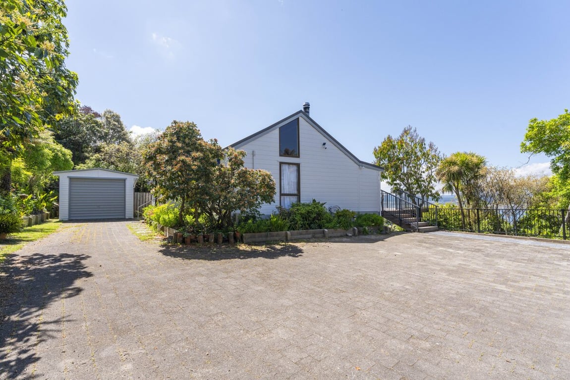 Acacia Cottage - Lake Views & Laid-Back Living
