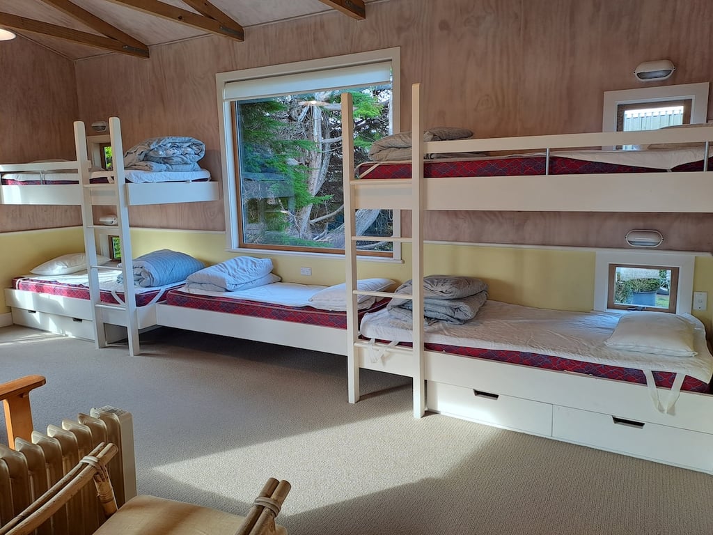 Beach Magic - Large Lakeside Home With Wi-Fi